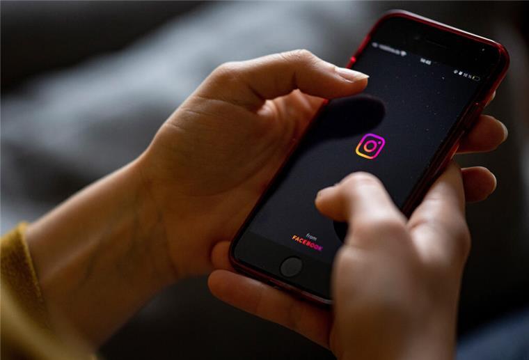 So widersprecht ihr der KI-Datennutzung von Facebook und Instagram (Video) Auf dem Bildschirm einen Smartphones ist die App Instagram zu sehen.