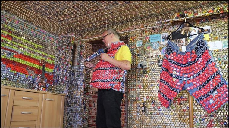 Frührentner schmückt sein Haus mit 130.000 Kronkorken Auf Instagram will er als „Kronkorken Frank“ auch Aufmerksamkeit auf das Thema Angehörigenpflege ziehen.