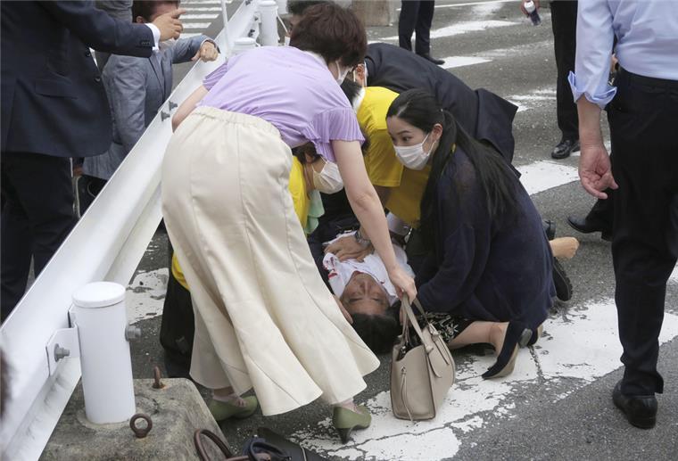 Japans ehemaliger Premierminister Shinzo Abe liegt am Boden und wird medizinisch versorgt.