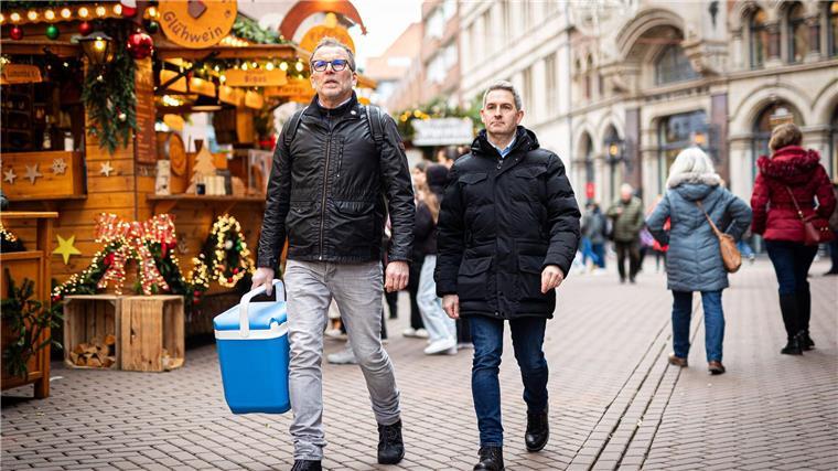 Unterwegs mit Niedersachsens Glühwein-Kontrolleur Auf jedem Weihnachtsmarkt werden Glühwein, Reibekuchen und Bratwürste von Lebensmittelkontrolleuren getestet.