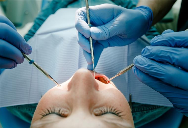 Nur im Notfall zum Zahnarzt Auf nicht notwendige Besuche beim Zahnarzt müssen Patientinnen und Patienten in Corona-Zeiten verzichten.