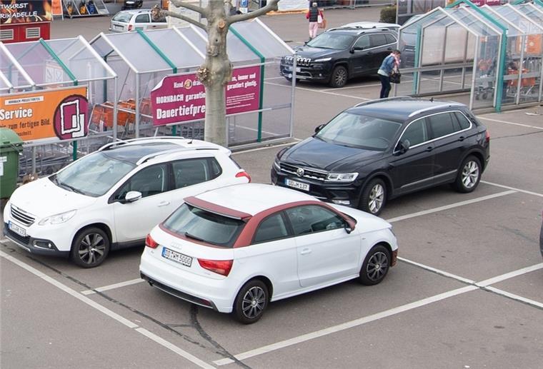Öffentlicher Parkplatz: Gilt hier die Regel rechts vor links? öffentlicher Parkplatz, Baumarkt