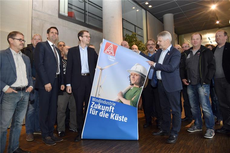 Minister wollen mehr Windstrom vom Meer Auf Plakaten verbreiten sie Zuversicht: IG-Metall-Küstenchef Meinhard Geiken, Wirtschaftssenator Martin Günthner und Niedersachsens Wirtschaftsminister Olaf Lies (Bildmitte, von rechts). Foto Scheschonka