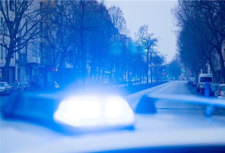 Rollerfahrer stürzt auf nasser Fahrbahn Auf regennasser Fahrbahn müsen Zweiradfahrer besonders vorsichtig sein.