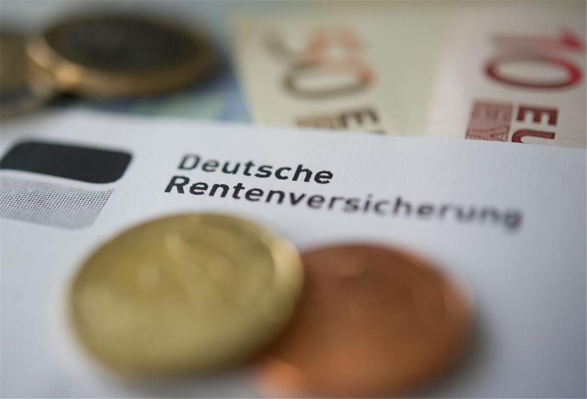 Münzen liegfen auf einem Schreiben der Deutschen Rentenversicherung. Auf Rentnerinnen und Rentner in Deutschland kommen drastische Kürzungen zu. Betroffene müssen handeln.