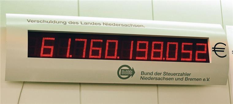 Das könntet ihr von den niedersächsischen Schulden kaufen Auf rund 61,7 Milliarden Euro steht die am heutigen Dienstag gestoppte Schuldenuhr im Landtag in Hannover.