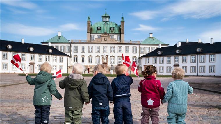 Auf Schloss Fredensborg wird Margrethe einem Konzert lauschen - und vielleicht wieder von jungen Landsleuten wie diesen 2021 begrüßt. (Archivbild)