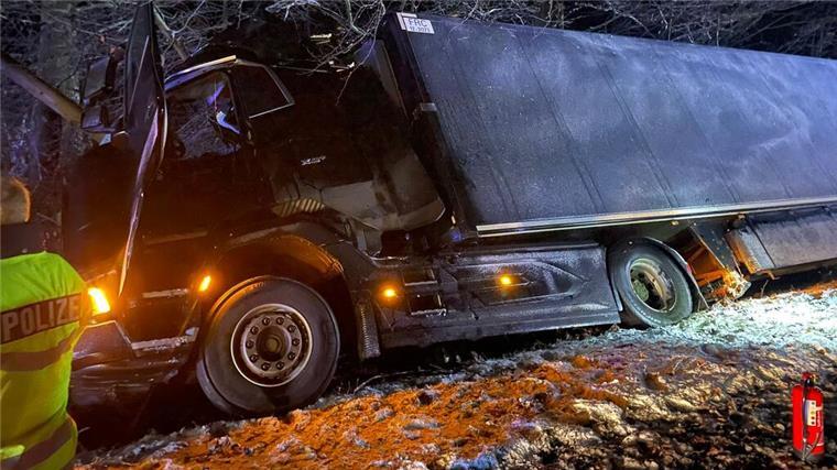 Sattelzug verunglückt auf schneeglatter Bundesstraße im Kreis Rotenburg Auf schneeglatter Fahrbahn war der Sattelzug von der Straße abgekommen.