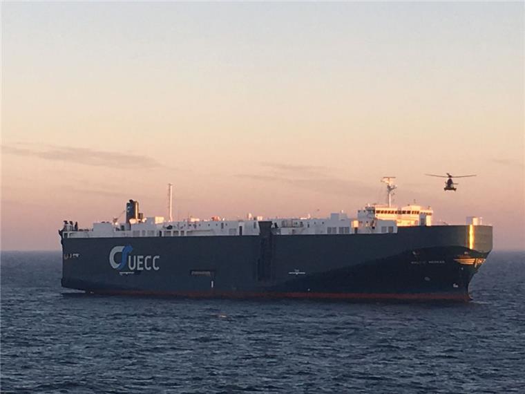 Auf See vor Helgoland: Ein Hubschrauber schwebt über dem Autotransportschiff "Baltic Breeze". Ein Brand im Maschinenraum hatte das Schiff, das beladen mit 3000 Autos auf dem Weg von Norwegen nach Cuxhaven war, manövrierunfähig gemacht. 
