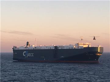 Auf See vor Helgoland: Ein Hubschrauber schwebt über dem Autotransportschiff "Baltic Breeze". Ein Brand im Maschinenraum hatte das Schiff, das beladen mit 3000 Autos auf dem Weg von Norwegen nach Cuxhaven war, manövrierunfähig gemacht. 