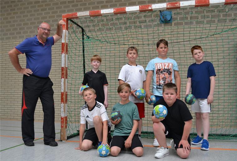 Auf sein E-Jugend-Team ist Sportwart Jürgen Schmitt (links) stolz: Die Jungs vom TV Gut Heil Spaden sind in dieser Saison Meister in der Regionsliga West geworden. 