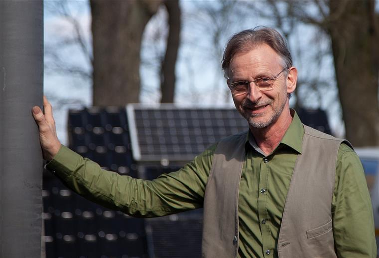 Auf seinem Firmengelände in Bad Bederkesa hat Andreas Bruske so viele Photovoltaikanlagen installiert, dass er neben dem eigenen Handwerksbetrieb rund 100 Privathaushalte mit Sonnenenergie versorgen kann.