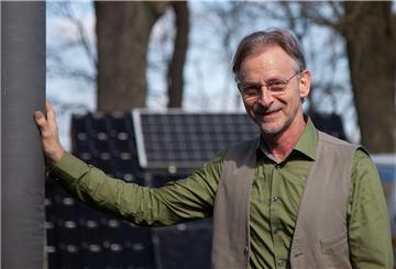 Auf seinem Firmengelände in Bad Bederkesa hat Andreas Bruske so viele Photovoltaikanlagen installiert, dass er neben dem eigenen Handwerksbetrieb rund 100 Privathaushalte mit Sonnenenergie versorgen kann.
