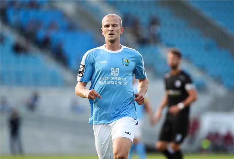 Fußball-Profi Schoppenhauer vor ungewisser Zukunft Auf seinen gewohnten Alltag als Fußball-Profi muss Clemens Schoppenhauer zurzeit verzichten. Beim Chemnitzer FC, für den der Loxstedter seit Sommer spielt, ist wegen der Corona-Krise Kurzarbeit angesagt.