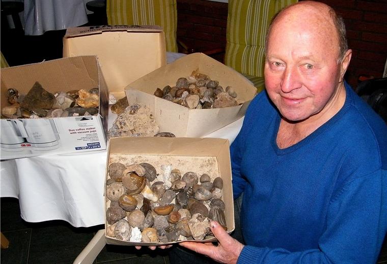 Wohnste: Fossiliensammler trennt sich von seiner Sammlung Auf seinen Streifzügen durch die Wohnster Feldmark hat Günther Meyer so manchen versteinerten Seeigel entdeckt, der vor mehr als 100.000 Jahren in den Meeren gelebt hat.