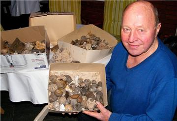 Auf seinen Streifzügen durch die Wohnster Feldmark hat Günther Meyer so manchen versteinerten Seeigel entdeckt, der vor mehr als 100.000 Jahren in den Meeren gelebt hat.