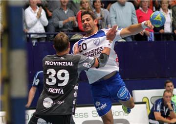 Auf solche Szenen müssen die Fans des TBV Lemgo seit Monaten verzichten. Rolf Hermann (rechts) ist an der Schulter verletzt. Die Handball-Karriere des Bremerhaveners steht auf der Kippe.  Foto Krato/dpa