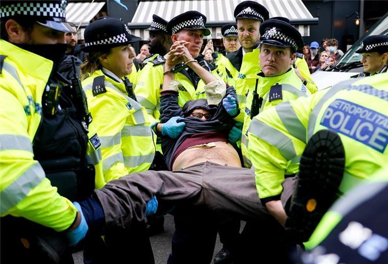 London: Impfgegner stürmen Foyer von TV-Nachrichtenproduzent Auf Twitter-Videos war zu sehen, wie eine große Menschengruppe im Foyer der Produktionsfirma Parolen gegen Impfungen und Corona-Maßnahmen skandierte.