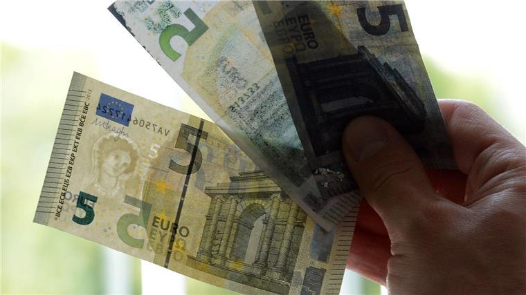 Falschgeld mit den Sinnen erkennen Auf Unterschiede achten: Das Wasserzeichen links im Schein ist deutlich zu erkennen. Bei dem gefälschten Geldschein in der Mitte fehlt es.