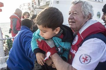 Auf Veranlassung der griechischen Seenotleitung bringen die Seenotretter die Geretteten In Mytilini an Land. Foto Spalek