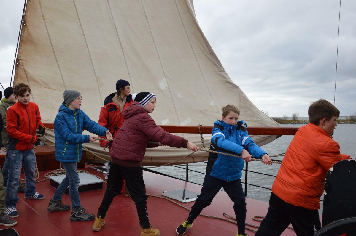 Die Flotte sticht bald wieder mit 550 Jugendlichen in See Auf zum Ijsselmeer: Rund 550 Konfirmanden nahmen 2015 an der "Flotte " teil. Dieses Jahr starten wieder so viele Jugendliche zum Segeltörn.