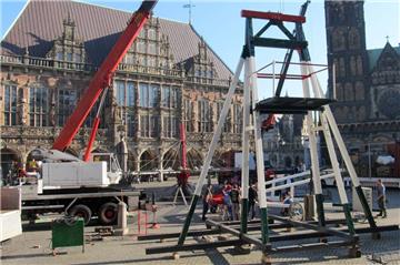 Aufbauarbeiten auch auf dem Marktplatz,