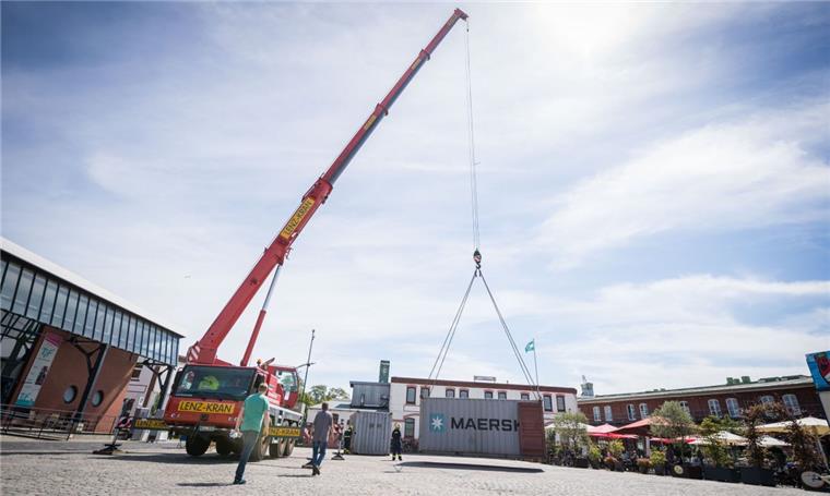 Aufbau im Fischereihafen fast erledigt: "Kino im Hafen" kann starten Aufbauarbeiten fürs "Kino im Hafen" in Bremerhaven. THW-Helfer sorgen für den richtigen Stand der Container.