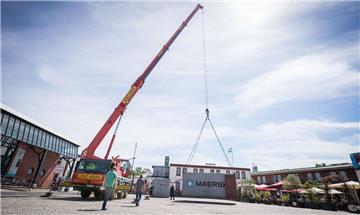 Aufbauarbeiten fürs "Kino im Hafen" in Bremerhaven. THW-Helfer sorgen für den richtigen Stand der Container.