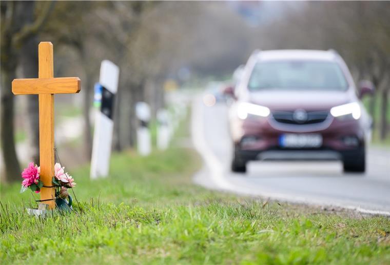 Niedersachsen: So wenig Verkehrstote wie noch nie Auffällig bei den tödlichen Unfällen mit Straßenbäumen auf den Landstraßen seien die jüngeren Fahrerinnen und Fahre