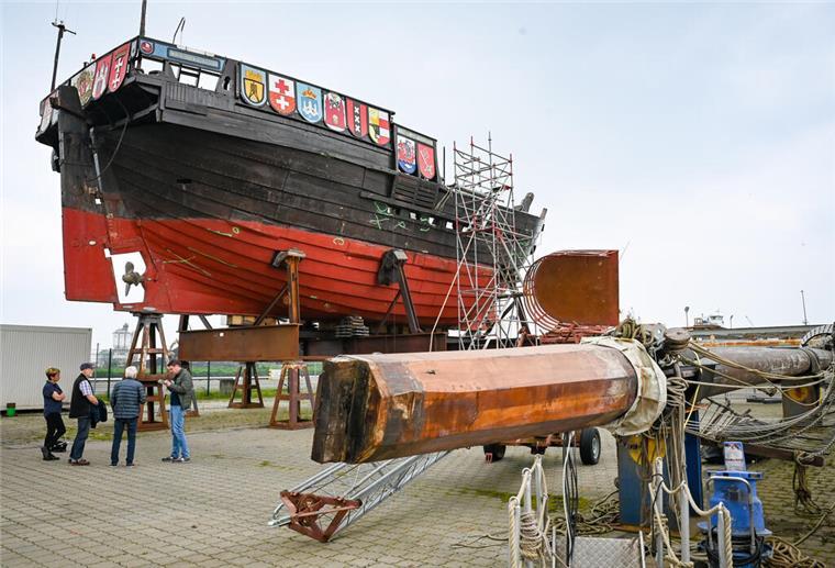 Die Reparatur der Bremerhavener Kogge „Ubena von Bremen“ beginnt bald Aufgebockt steht die Kogge im Fischereihafen und wartet auf ihre Reparatur.