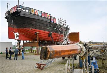 Aufgebockt steht die Kogge im Fischereihafen und wartet auf ihre Reparatur. 