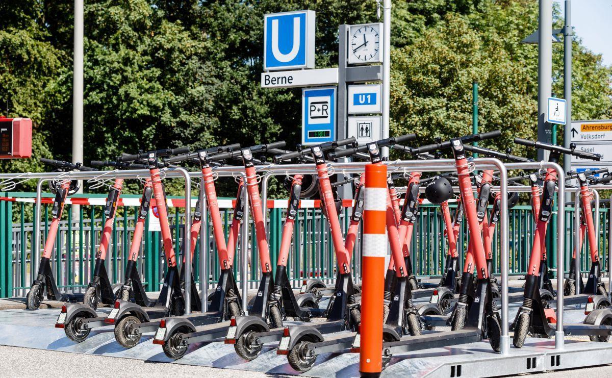Aufgereiht stehen die E-Scooter des Verleihers Voi, hier in Hamburg, bereit zum Losdüsen. Ab Donnerstag soll es auch in Bremen losgehen. 