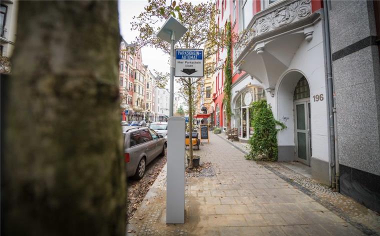 Neue Parkautomaten in der "Alten Bürger" aufgebaut Aufgestellte Parscheinautomaten an den Bordsteinen entlang des Fußweges in der Alten Bürger.