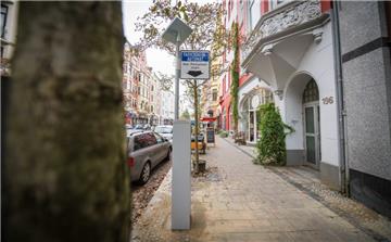 Aufgestellte Parscheinautomaten an den Bordsteinen entlang des Fußweges in der Alten Bürger. 