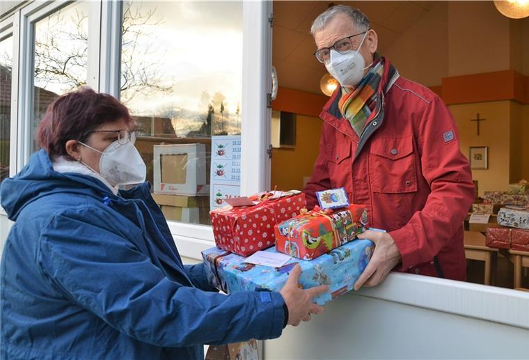 NZ-Wunschbauamktion sorgt für frohe Gesichter in Bad Bederkesa Mann und Frau mit Geschenken an einem Fenster.