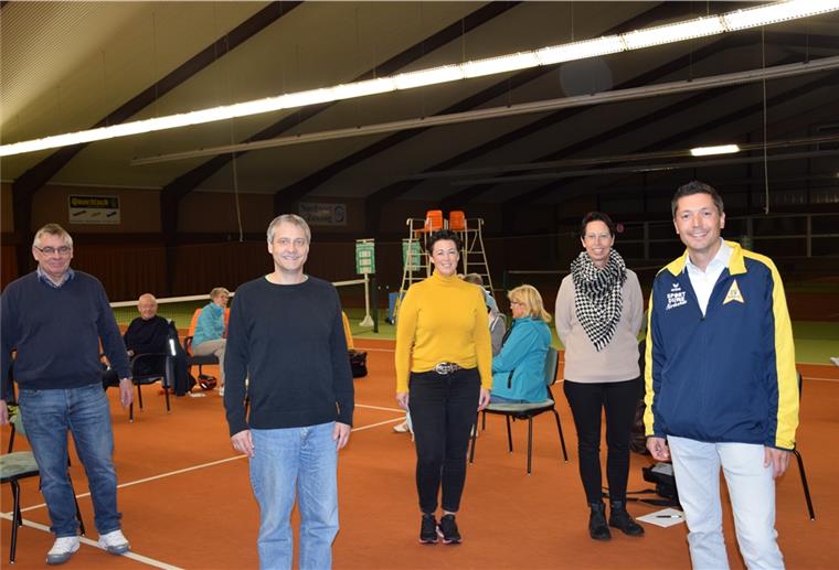 SV Nordenham: Corona-Krise bislang gut gemeistert Aufgrund der Corona-Pandemie hat die Jahreshauptversammlung des SV Nordenham in der Tennishalle stattgefunden. Bei der Sitzung wurde auch der designierte Geschäftsführer Tammo Seltmann (Zweiter von links) vom Vorstand um Friedrich Holzreiter (von links), Ulrike Buchholz, Birgit Ehmann und Ansgar Engling vorgestellt. Aus privaten Gründen fehlte Vorstandsmitglied Stefan Plewka.