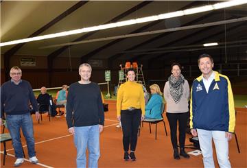 Aufgrund der Corona-Pandemie hat die Jahreshauptversammlung des SV Nordenham in der Tennishalle stattgefunden. Bei der Sitzung wurde auch der designierte Geschäftsführer Tammo Seltmann (Zweiter von links) vom Vorstand um Friedrich Holzreiter (von links), Ulrike Buchholz, Birgit Ehmann und Ansgar Engling vorgestellt. Aus privaten Gründen fehlte Vorstandsmitglied Stefan Plewka.