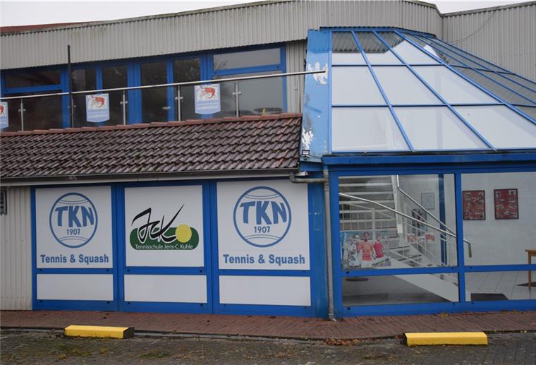Tennisklub Nordenham steht vor der Rettung Aufgrund der fehlenden Pachteinnahmen aus dem Restaurant im ersten Stock der Halle ist der TKN in eine finanzielle Schieflage geraten. Nach Gesprächen mit den Gläubigern scheint eine Insolvenz abgewendet werden zu können.
