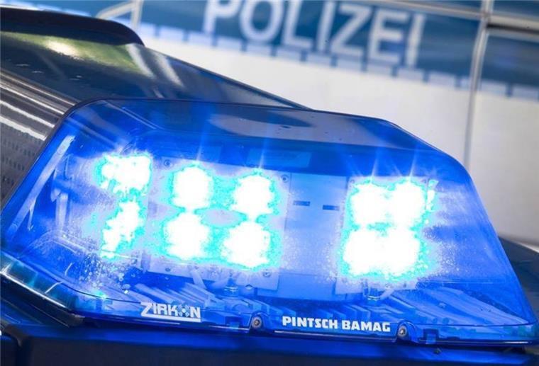 Bremerhaven: Vierjähriger bei Unfall mit E-Scooter verletzt Blaulicht der Polizei
