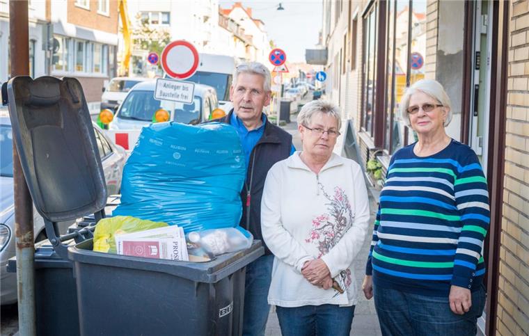 Baustelle und Autos blockieren Müllabfuhr in Bremerhaven Aufgrund von Bauarbeiten und schlecht parkenden Autos in der Buchtstraße wurden die Mülltonnen von Uwe und Regina Bernhardt, Nachbarin Marlies Haesloop und einigen anderen Anwohnern eine Woche lang nicht geleert. Die Anwohner sind sauer, die BEG bittet um Verständnis.
