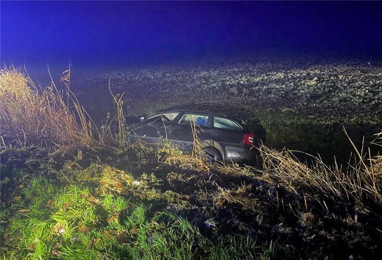 Achtung Wildwechsel: Mann landet mit seinem Auto im Wassergraben Verunfallter Pkw in einem Wassergraben