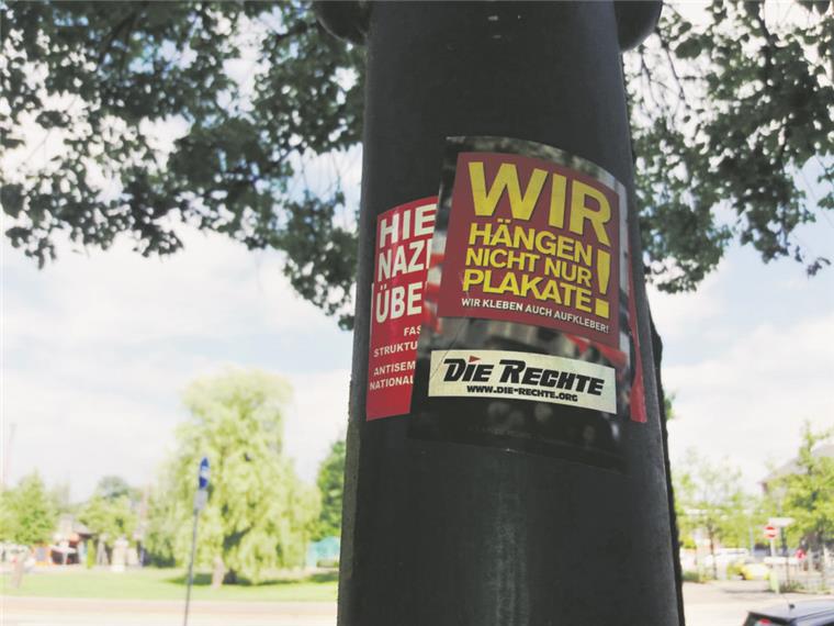 Rechtsextreme aus Bremerhaven in Bremen-Nord aktiv Aufkleber wie diese sind auch in Bremen-Nord verteilt worden. Drei Personen kommen aus der rechten Szene in Bremerhaven.