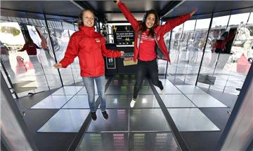 Aufladen beim Tanzen: Nadine Guttmann (links) und Daniele Corredor tanzen im Dance Cube bei den Energietagen. Die Tanzfläche setzt die Bewegungsenergie in Strom um und speist damit die Musikanlage.