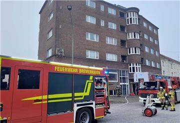 Feuerwehr vor Gebäude