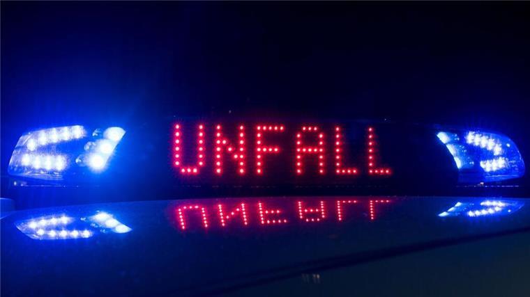 Motorradfahrer bei Unfall schwer verletzt – Zeugen retten Mann vor Ertrinken Das Blaulicht auf einem Fahrzeug der Polizei leuchtet in der Dunkelheit, während auf dem Display der Hinweis "Unfall" zu lesen ist.