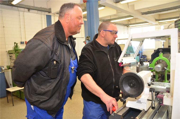 Arbeiten mit Handicap: Mit Herzblut an der Drehbank Aufmerksamkeit an der Maschine: Gruppenleiter Andreas Rohra und Jörg Berning bei der Arbeit in der EWW-Metallwerkstatt.