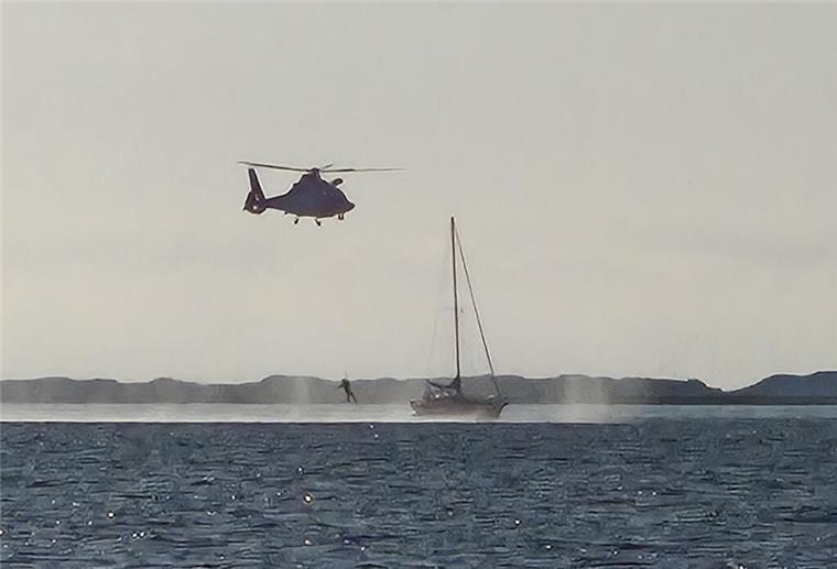 Segler kollabiert vor Spiekeroog! Dramatischer Rettungseinsatz der Seenotretter Aufnahme vom Seenotrettungsboot „Fritz Thieme“ aus: Mit dem Hubschrauber wird ein Notfallsanitäter auf dem Segelboot absetzt.
