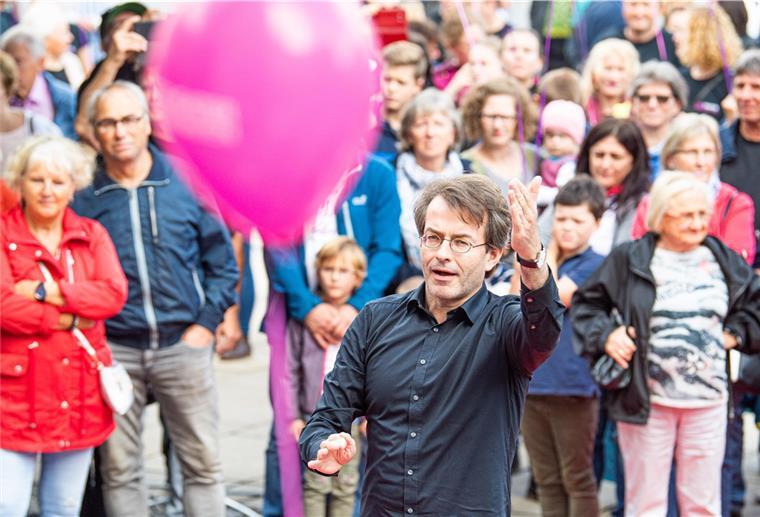 Bremerhaven: Theaterfest in der Innenstadt Aufnahme vom Theaterfest 2019 mit Generalmusikdirektor Marc Niemann.