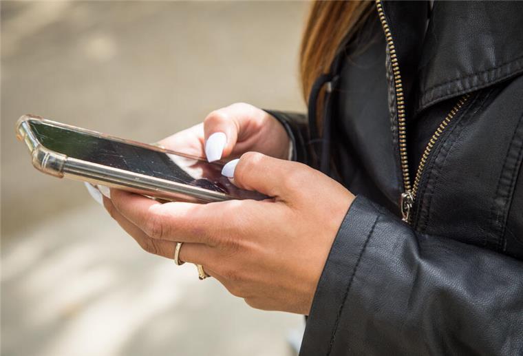 Widerliche Betrüger setzen wieder auf fiese SMS: Cuxhavenerin verliert 11.000 Euro Aufpassen, wenn SMS von der Bank aufs Smartphone kommen.
