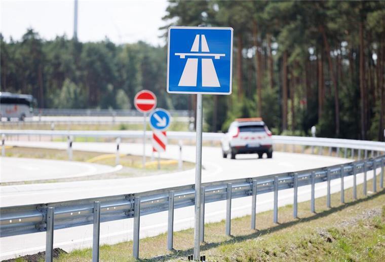 Ein Betriebsfahrzeug der Autobahn GmbH fährt symbolisch auf einer Auffahrt zur neuen A1-Anschlussstelle Rieste.